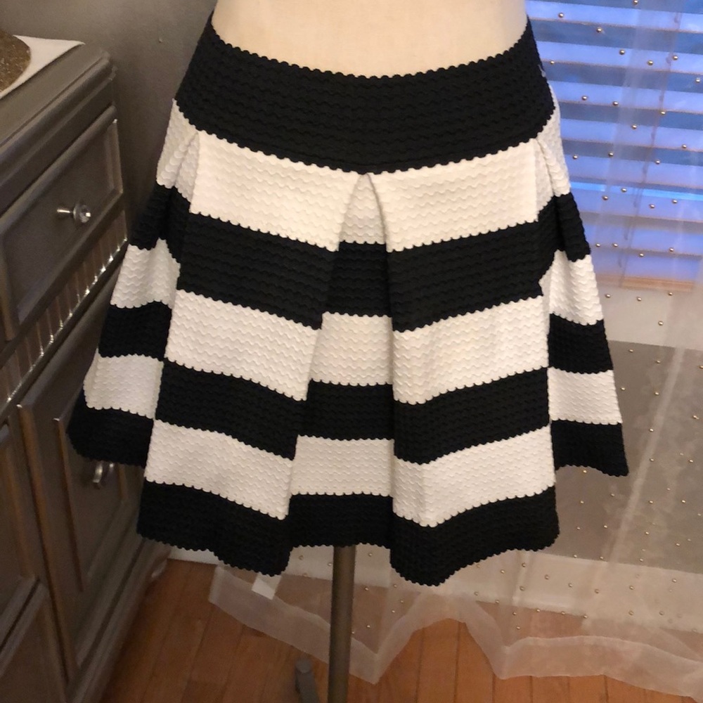 💕cute black and white pleated mini skirt. NWT